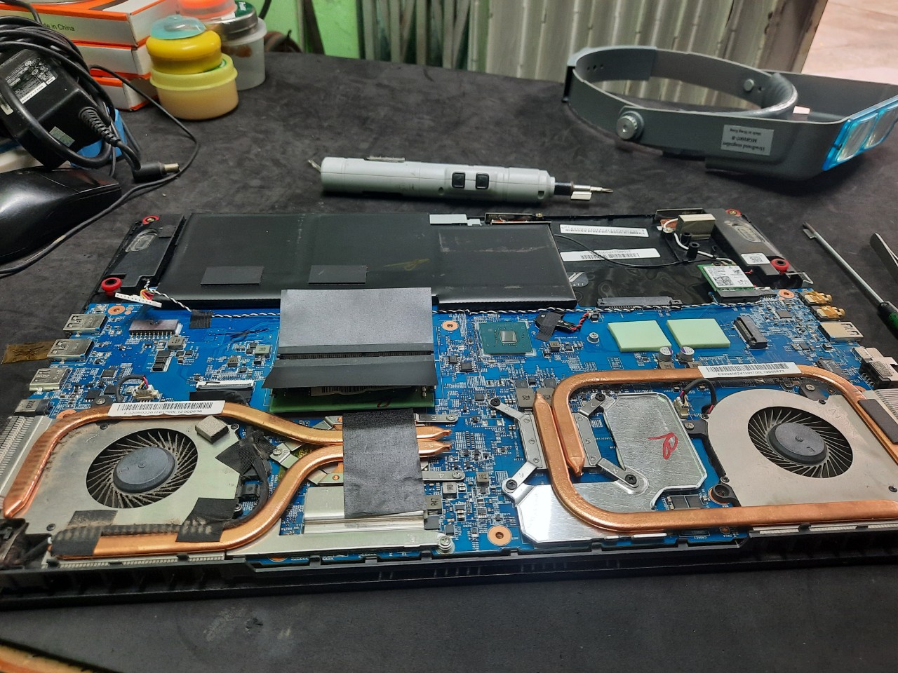 ky-thuat-vien-gia-co-ban-le-laptop-dell-inspiron-tai-thien-long Gia cố chân ốc bản lề laptop Dell Inspiron