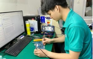 Kỹ thuật viên chuyên nghiệp kiểm tra phần cứng khi laptop bị lỗi âm thanh nặng.