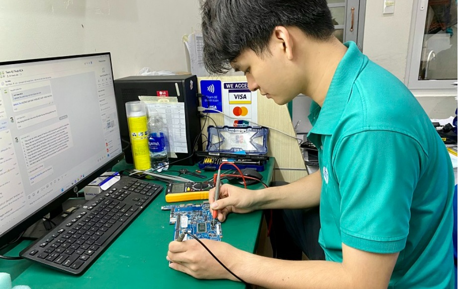 Kỹ thuật viên chuyên nghiệp kiểm tra phần cứng khi laptop bị lỗi âm thanh nặng. Kỹ thuật viên chuyên nghiệp kiểm tra phần cứng khi laptop bị lỗi âm thanh nặng.