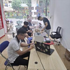 Kỹ thuật viên đang nâng cấp ổ cứng SSD cho laptop sinh viên giá rẻ tại Thiên Long