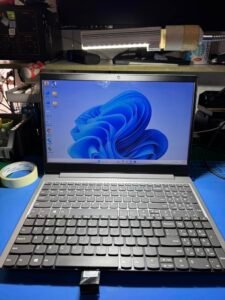 Laptop bị treo cứng, màn hình không phản hồi