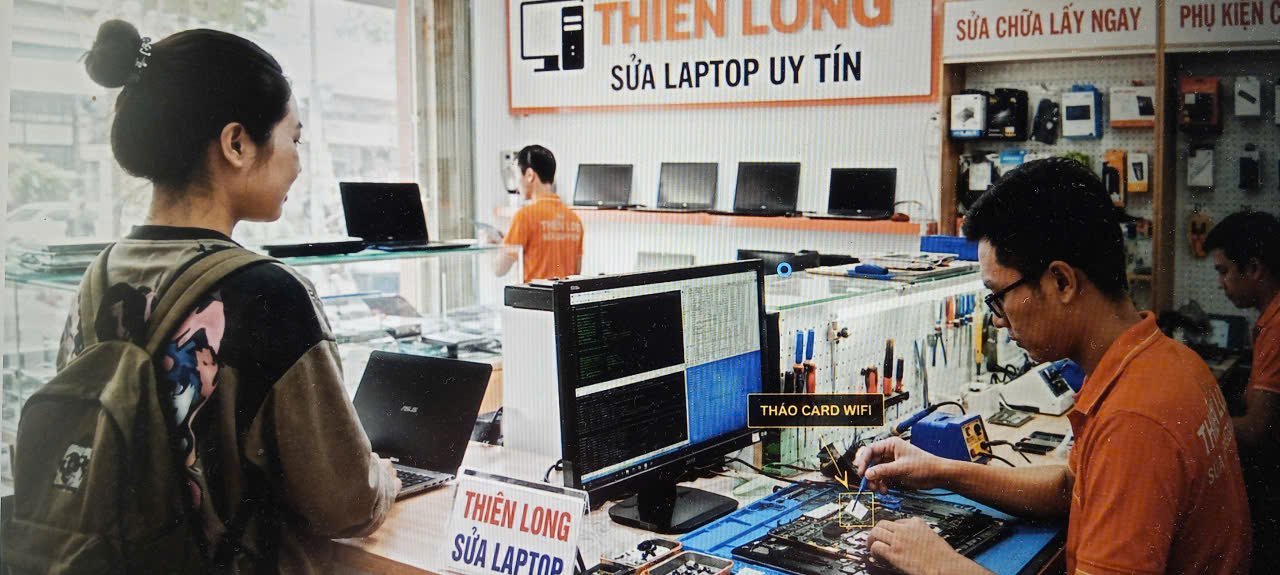 kỹ thuật thiên long đang thay card wifi bị lỗi bluetooth cho bạn sinh viên
