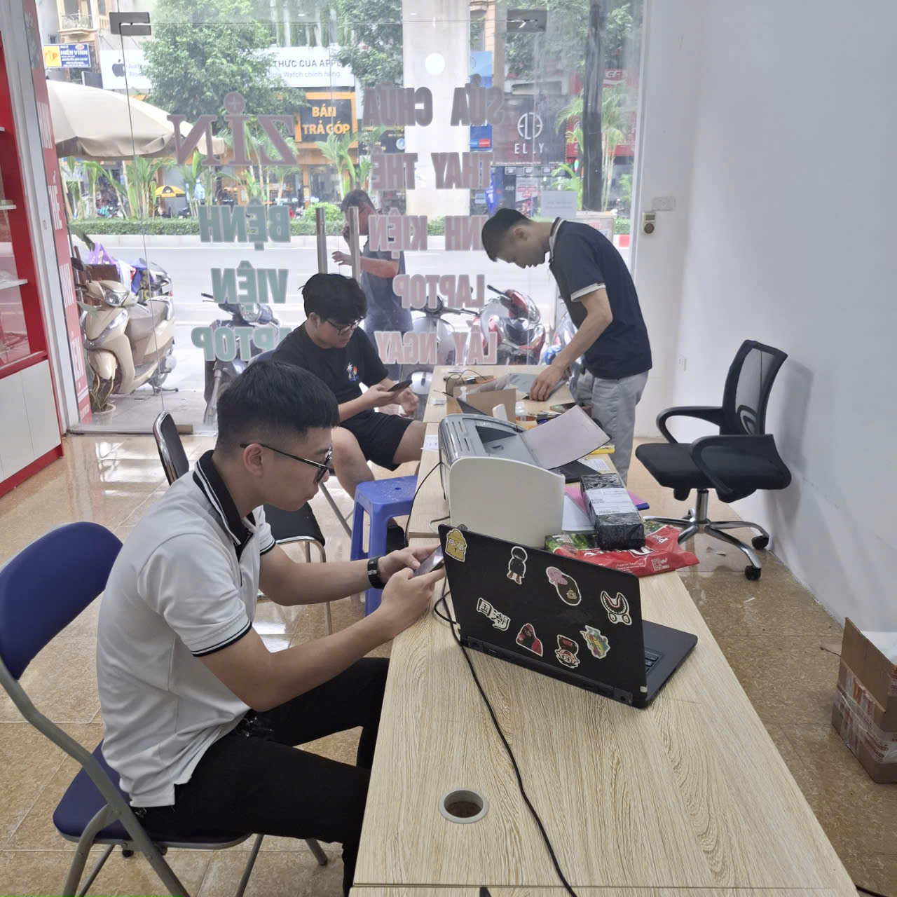 Kỹ thuật viên nâng cấp laptop tại nhà – tiết kiệm thời gian và công sức Kỹ thuật viên nâng cấp laptop tại nhà – tiết kiệm thời gian và công sức