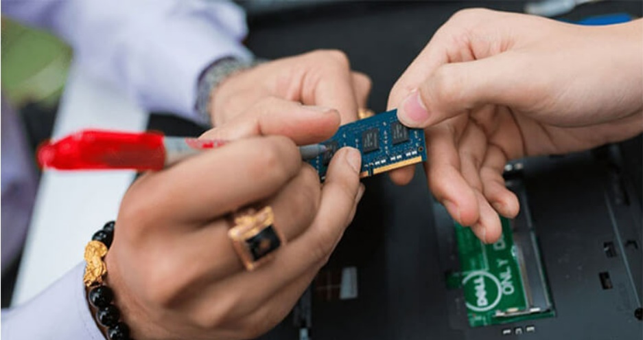 Kỹ thuật viên hướng dẫn khách hàng ký tên lên linh kiện laptop trước khi sửa chữa