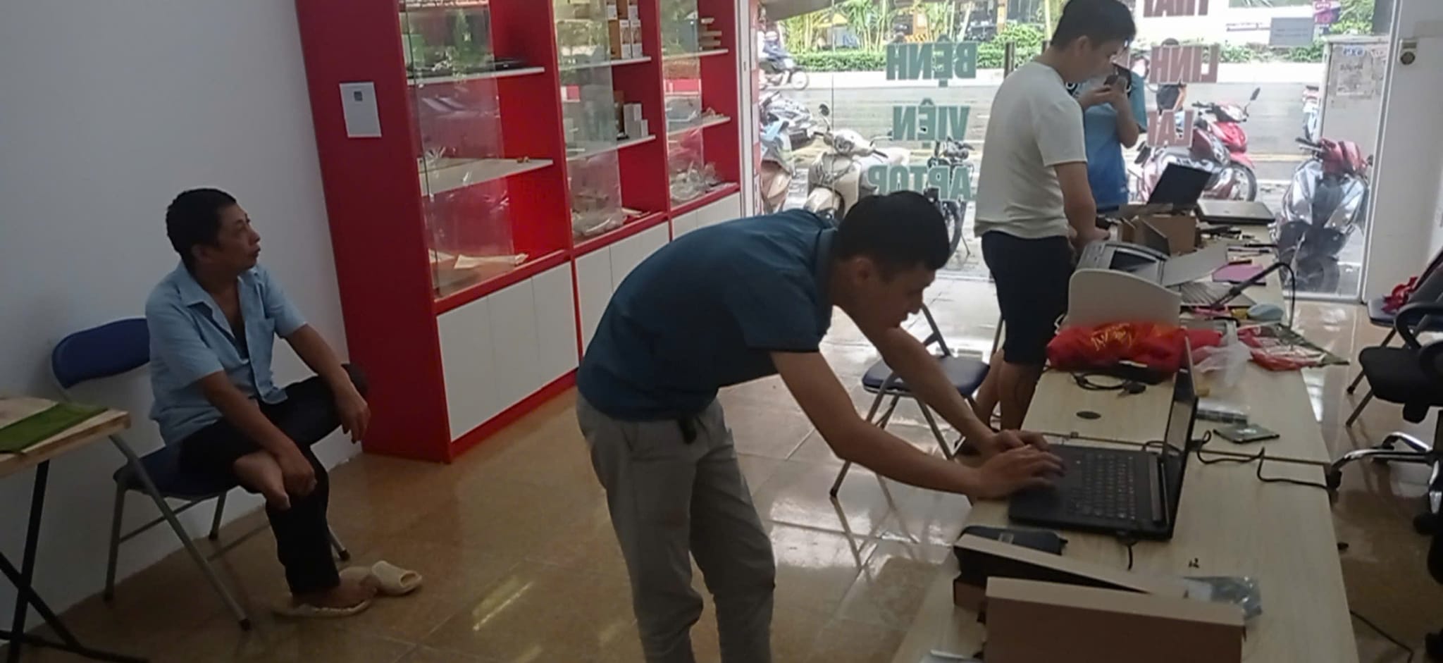 hình ảnh kỹ thuật đang vệ sinh laptop tại cửa hàng ở tphcm