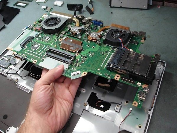 Kỹ thuật viên kiểm tra mainboard, tìm nguyên nhân laptop không lên nguồn Kỹ thuật viên kiểm tra mainboard, tìm nguyên nhân laptop không lên nguồn