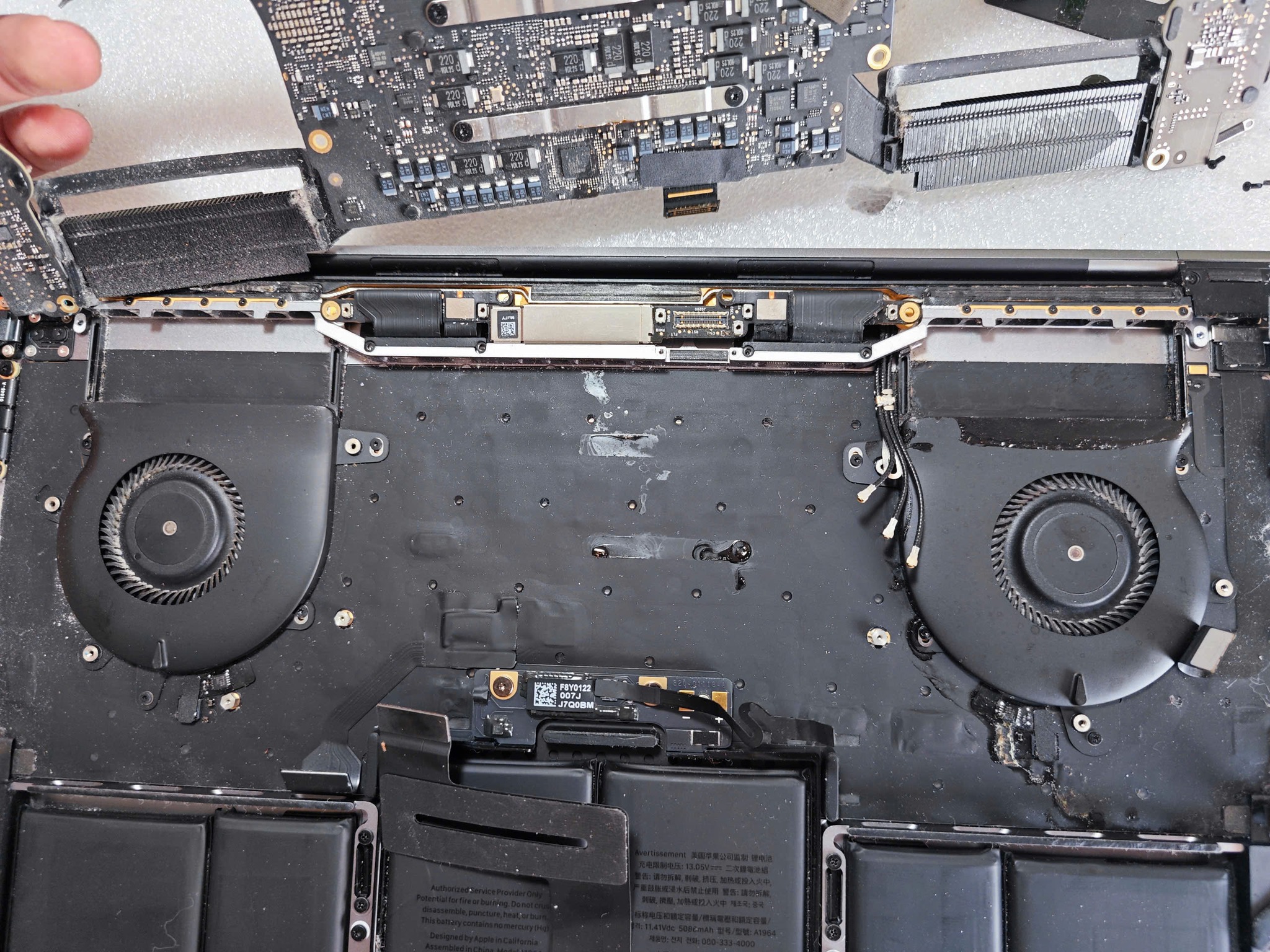 kỹ thuật đang sửa main laptop dell cho khách ở ung van khiem kỹ thuật đang sửa main laptop dell cho khách ở ung van khiem