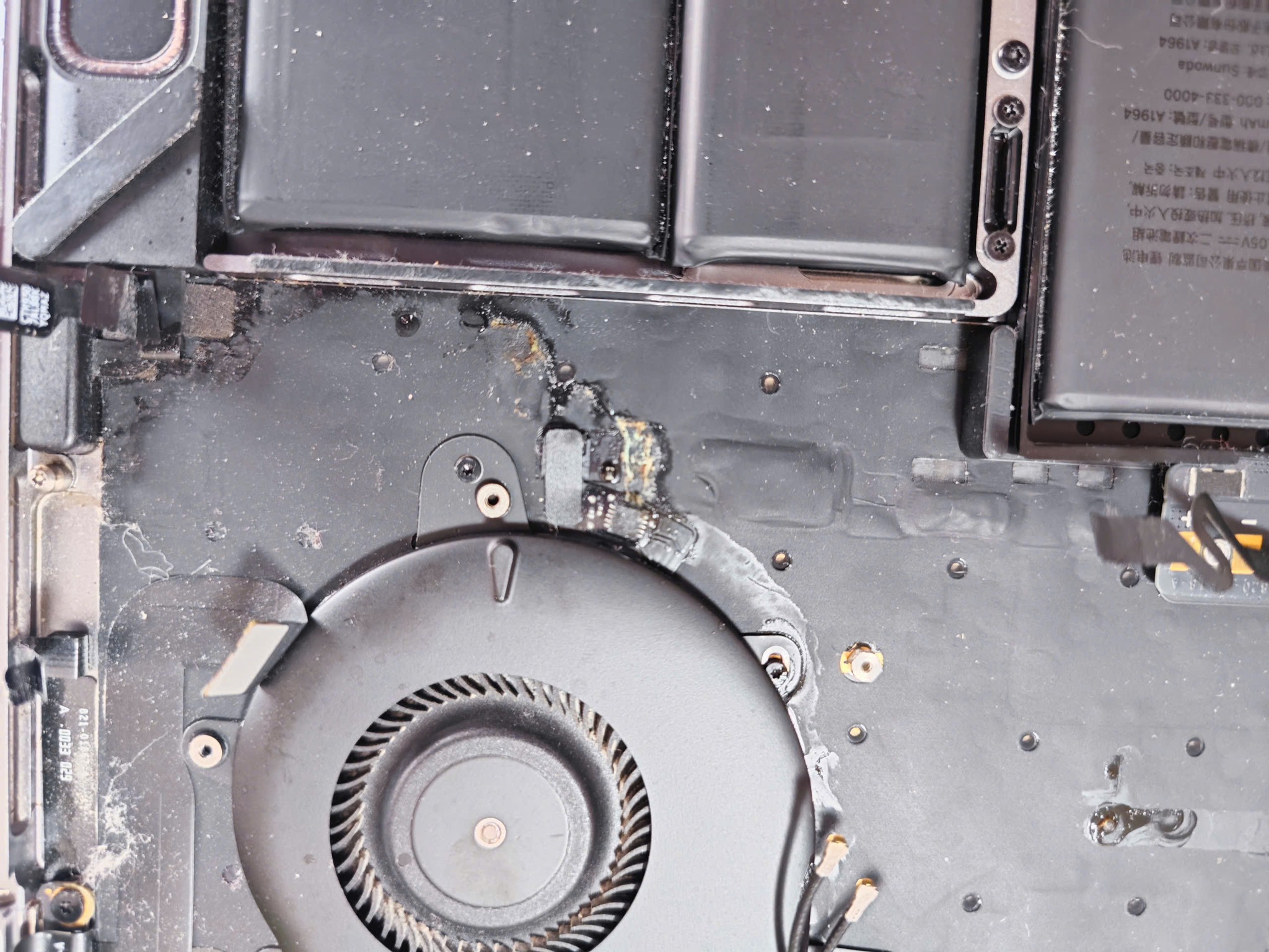 kỹ thuật sửa loa laptop bị rè cho khách ở tphcm