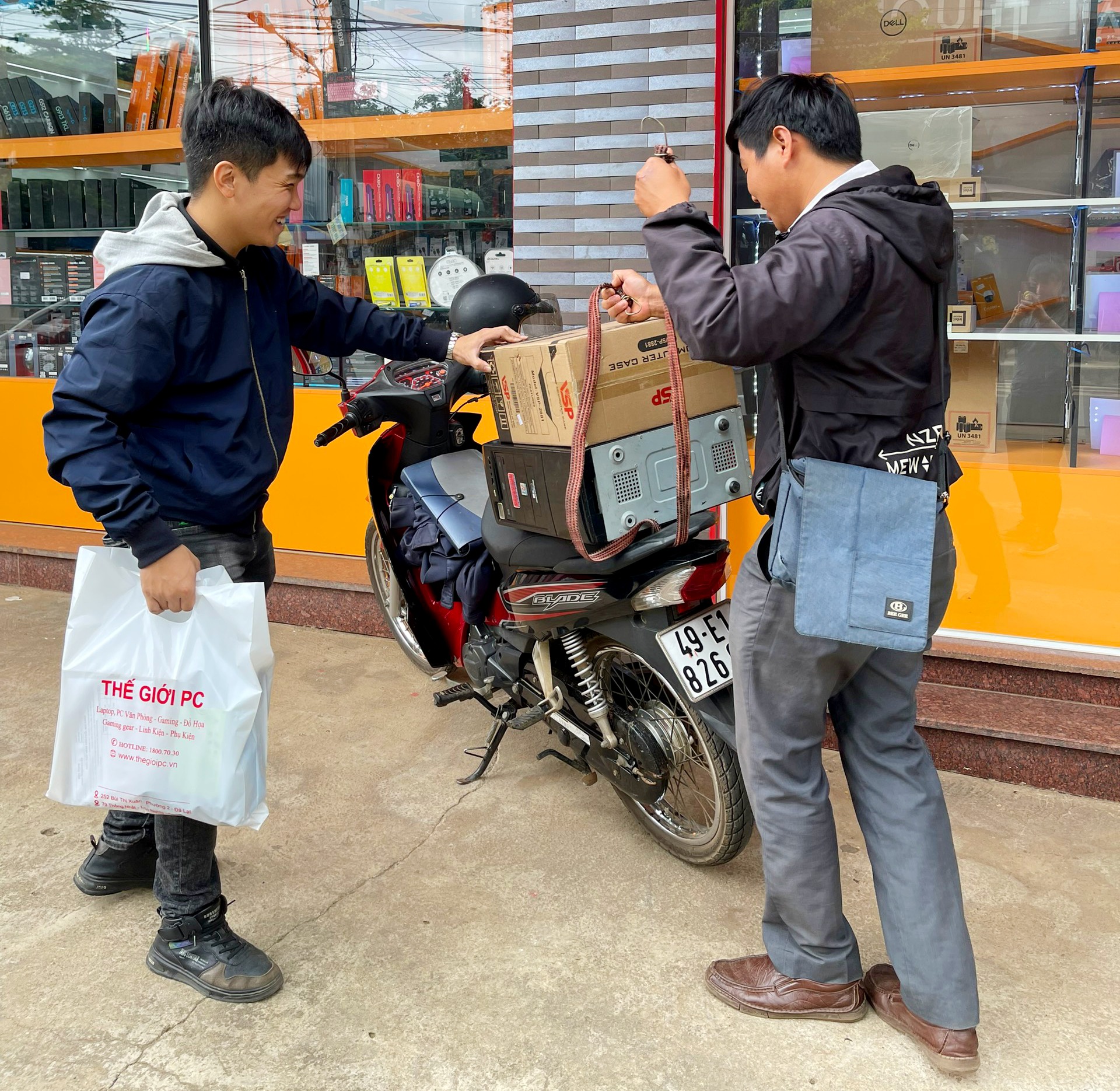 Kỹ thuật viên Thiên Long sửa laptop không lên nguồn tận nơi nhanh chóng tại TP.HCM Kỹ thuật viên Thiên Long sửa laptop không lên nguồn tận nơi nhanh chóng tại TP.HCM