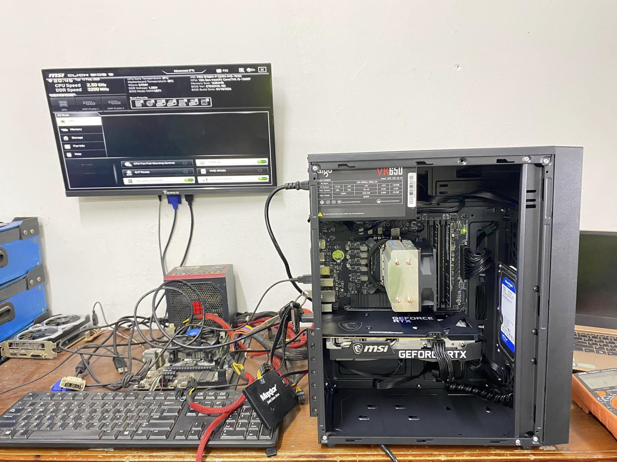 Alt text: Hình ảnh kỹ thuật viên tại trung tâm sửa laptop Quận 5 Thiên Long đang kiểm tra mainboard. Alt text: Hình ảnh kỹ thuật viên tại trung tâm sửa laptop Quận 5 Thiên Long đang kiểm tra mainboard.
