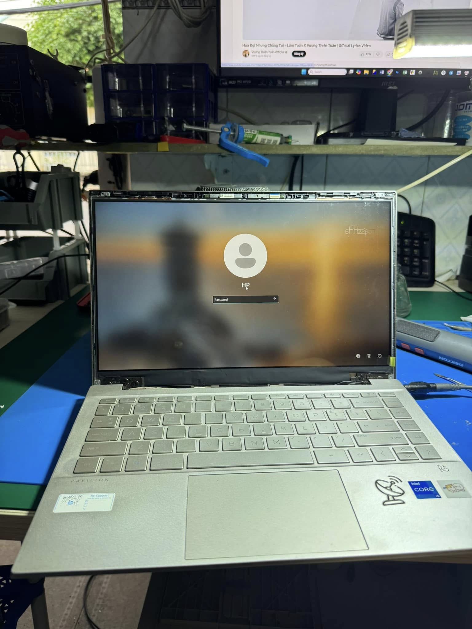 hình ảnh kỹ thuật đang vệ sinh laptop tại cửa hàng ở tphcm