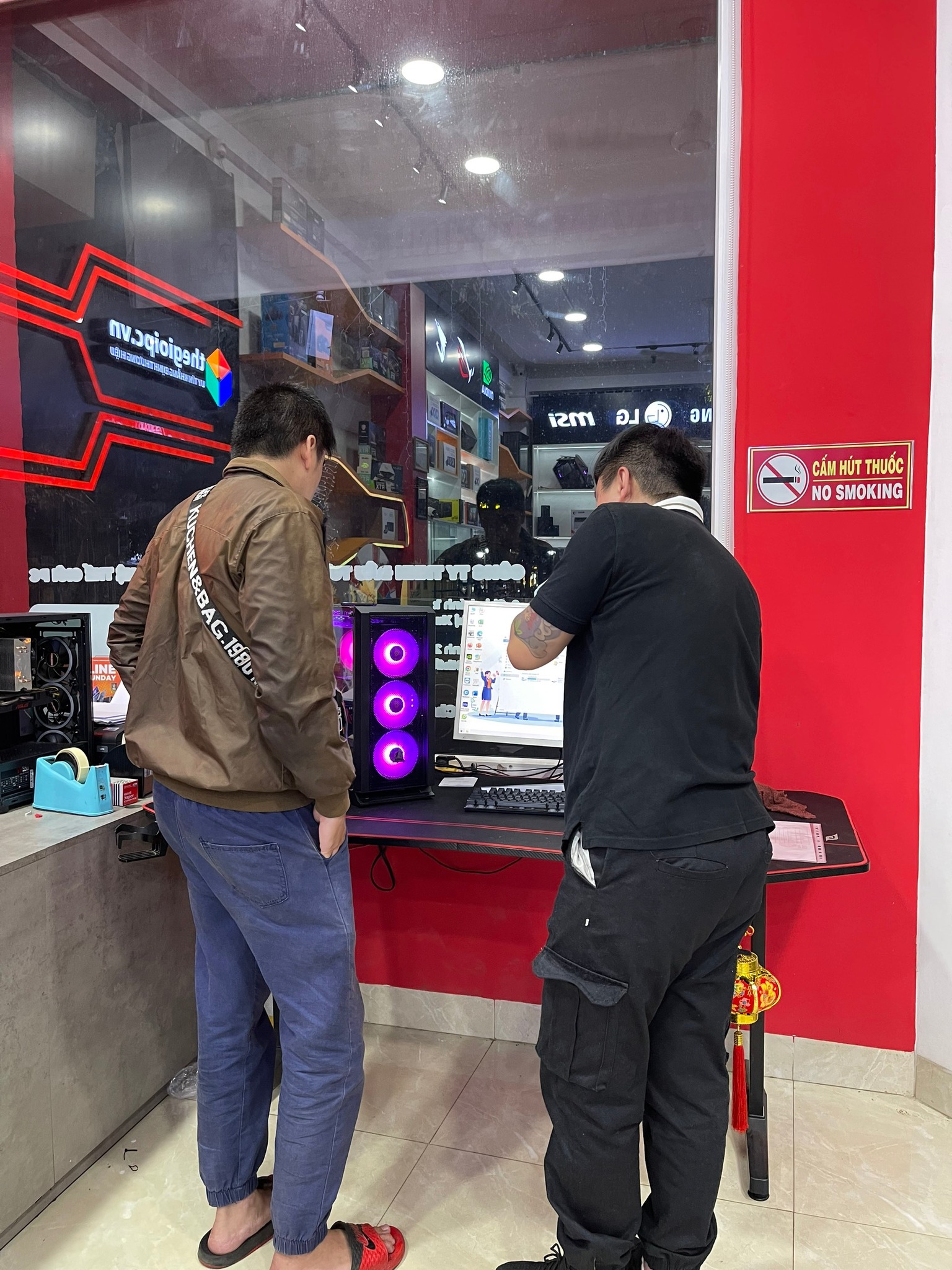 Khách hàng ký tên lên linh kiện laptop trước khi gửi sửa chữa Mainboard tại Thiên Long