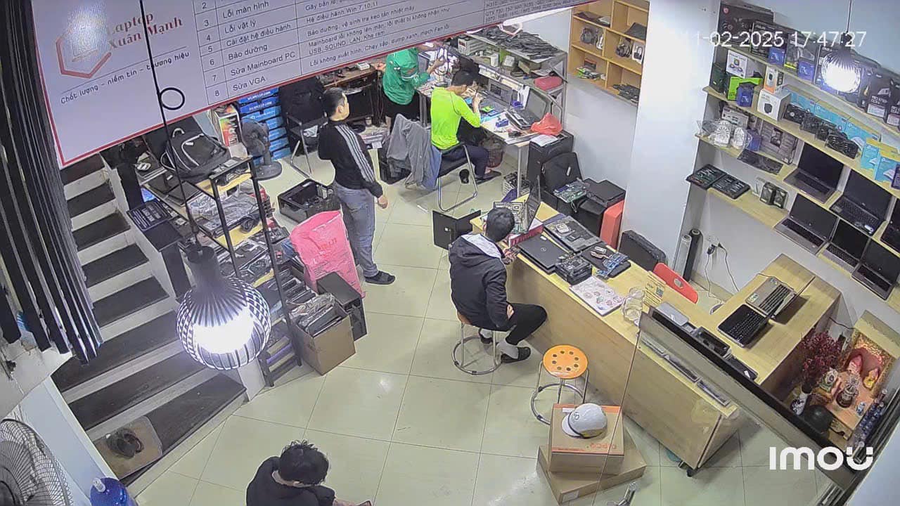 Kỹ thuật viên Thiên Long đang sửa laptop cho khách tại Bình Thạnh