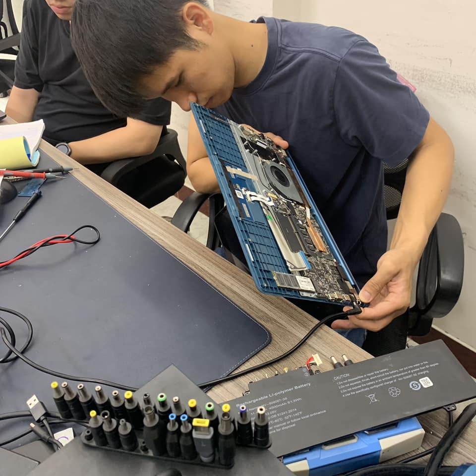 Kỹ thuật viên Thiên Long sửa laptop lấy liền tại cửa hàng Kỹ thuật viên Thiên Long sửa laptop lấy liền tại cửa hàng