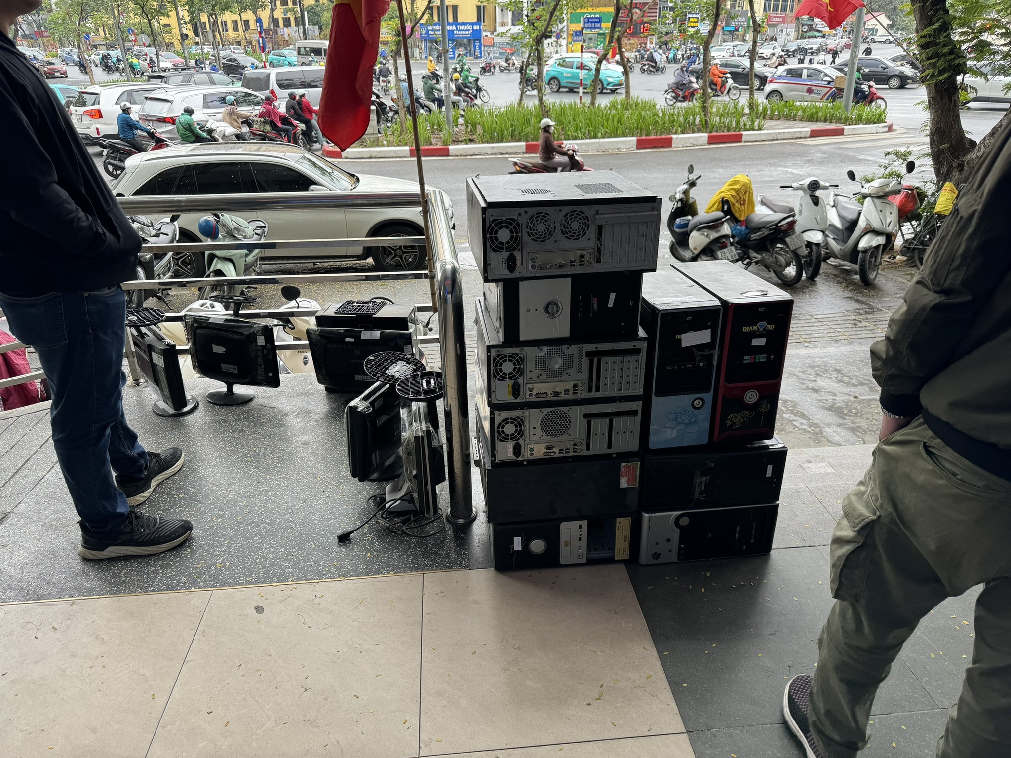 Dịch vụ sửa laptop tận nơi đường Tô Hiệu, kỹ thuật viên Thiên Long đang kiểm tra máy cho khách Dịch vụ sửa laptop tận nơi đường Tô Hiệu, kỹ thuật viên Thiên Long đang kiểm tra máy cho khách