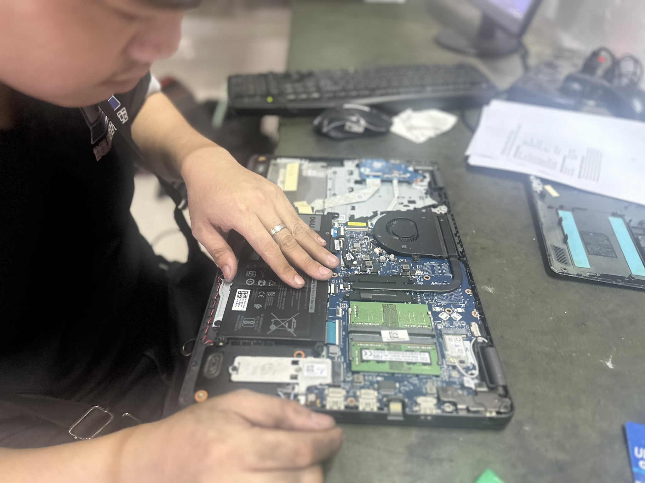 Kỹ thuật viên Thiên Long đang sửa chữa laptop thay màn hình tại chung cư sơn kỳ Tân Phú Kỹ thuật viên Thiên Long đang sửa chữa laptop thay màn hình tại chung cư sơn kỳ Tân Phú