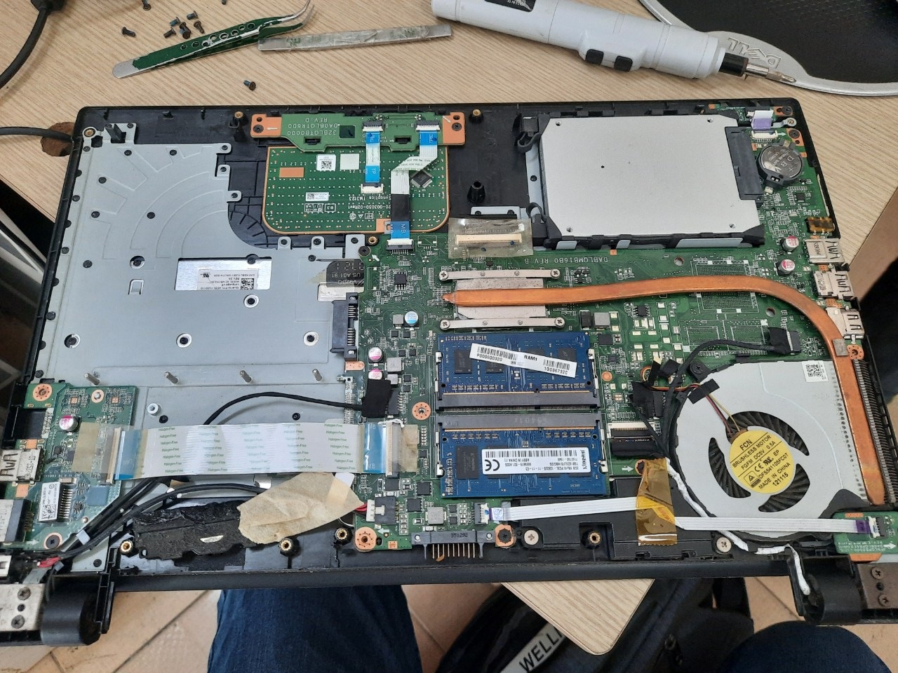 Kỹ thuật viên Thiên Long hỗ trợ sửa bàn phím tại nhà khách hàng