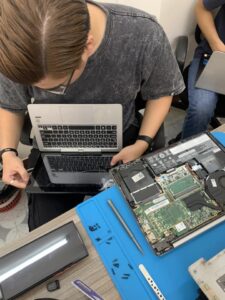 Kỹ thuật viên hỗ trợ sửa máy tính tận nhà cho cư dân Phường Hiệp Phú