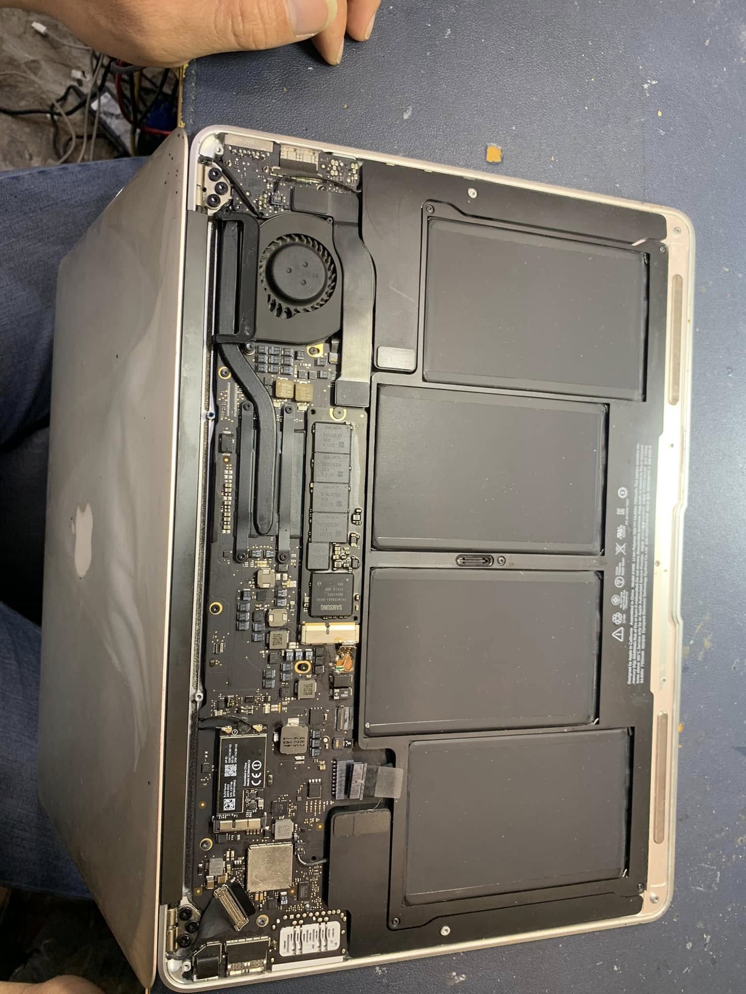 pin laptop bị phù phồng cần thay tại quận bình thạnh