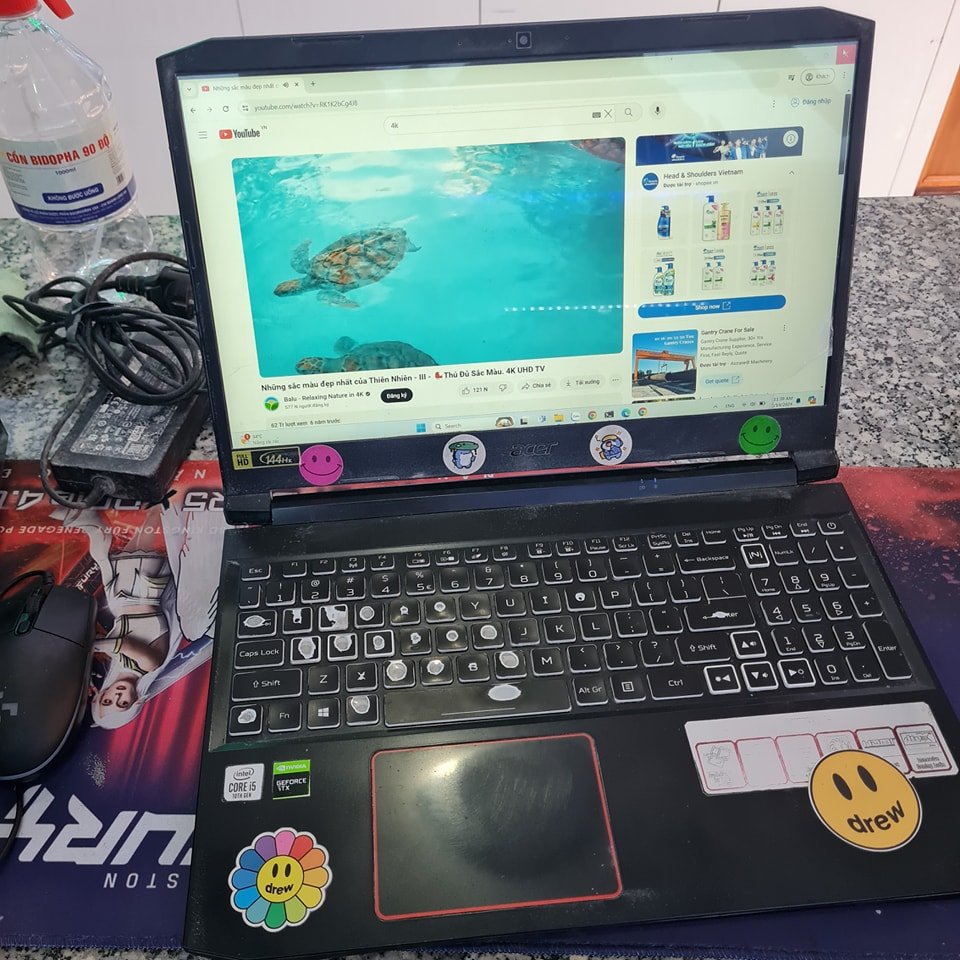 sửa laptop cho anh khách bị nóng tắt lấy liền