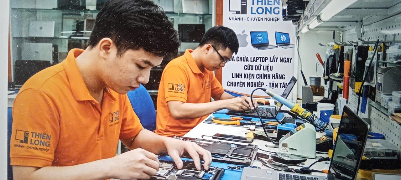 kỹ thuật thiên long đang thay pin laptop cho khách chờ lấy ngay