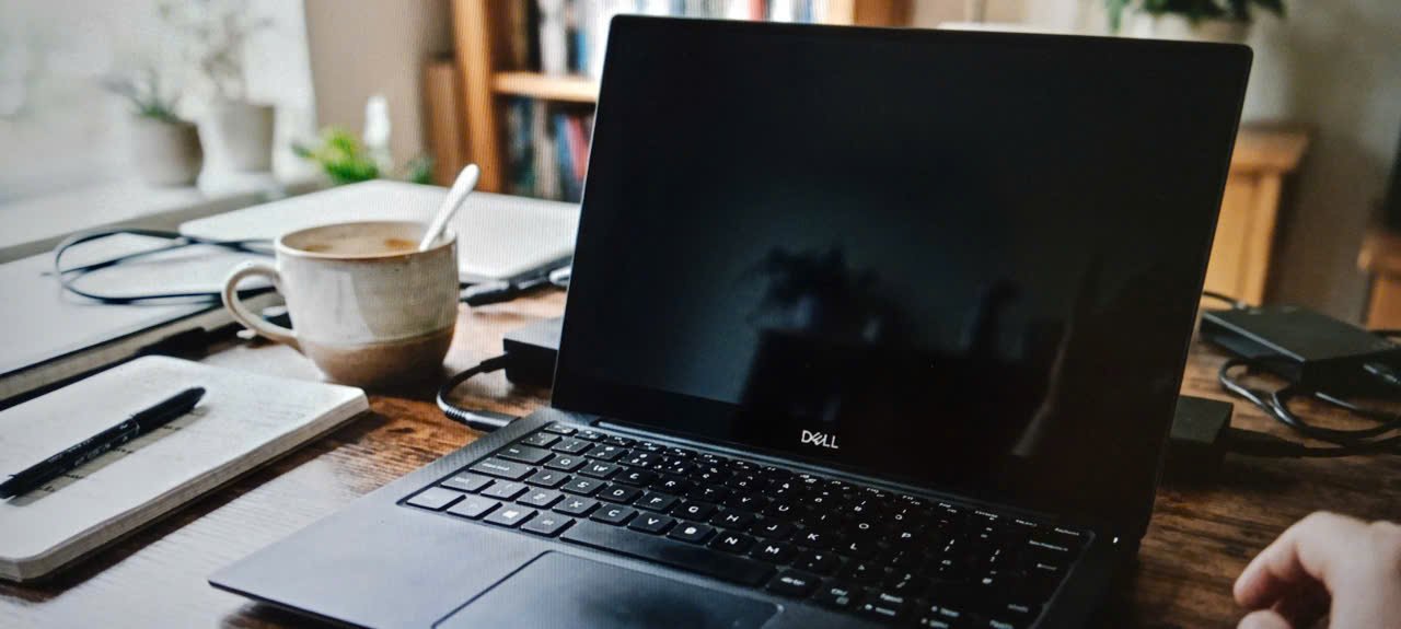 làm gì khi laptop mở không lên