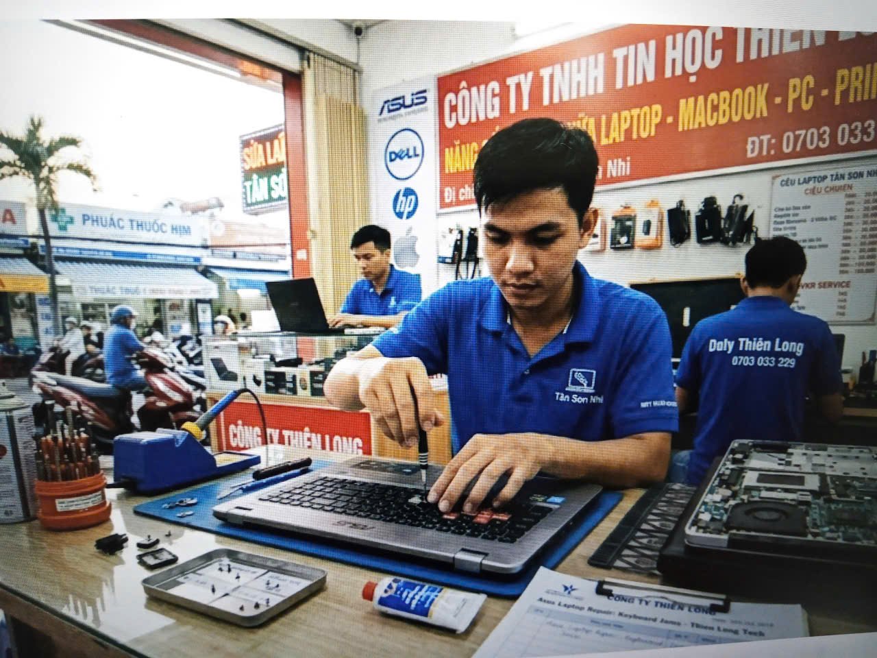 laptop asus bị kẹt bàn phím, kỹ thuật đang sửa cho bạn sinh viên trên đường tân sơn nhì