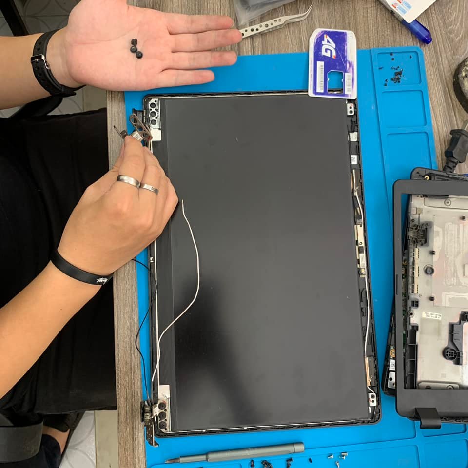 thay màn hình laptop cho khách trên đường chu văn an