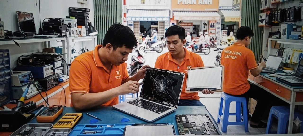 thay màn hình laptop bị vỡ cho khách đường phan anh uy tín lấy ngay