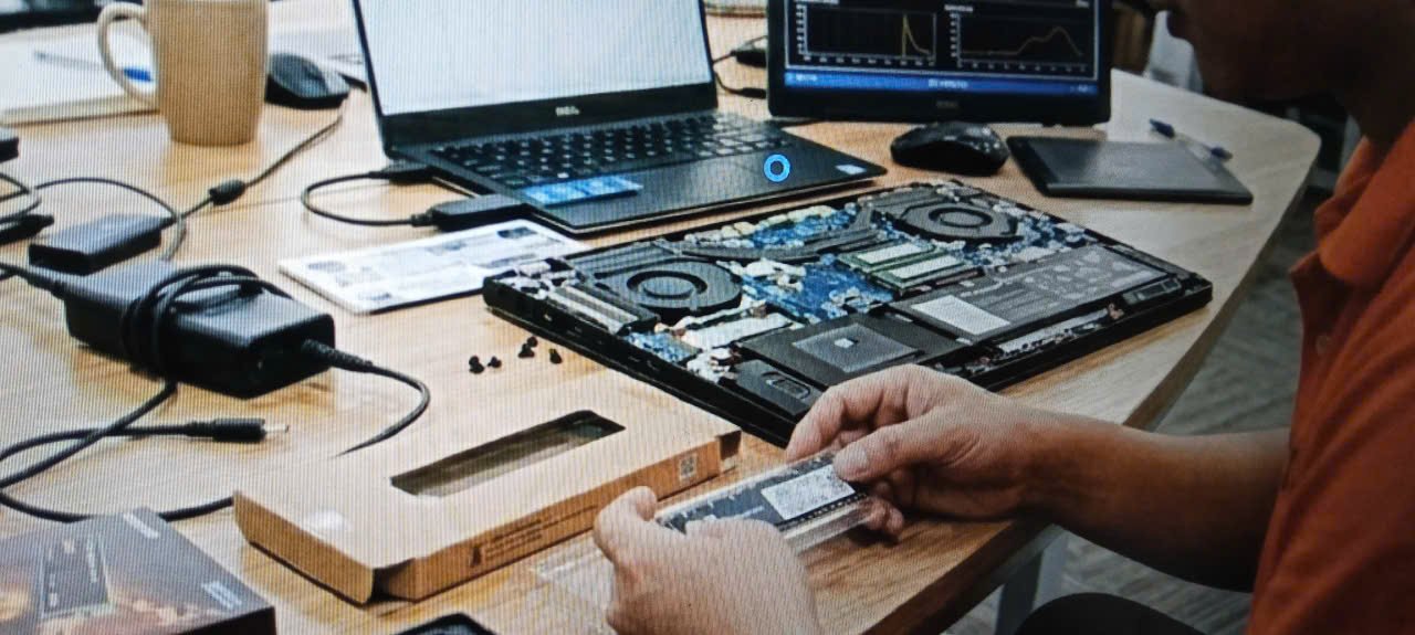 tiến hành thay ổ cứng ssd cho laptop của khách