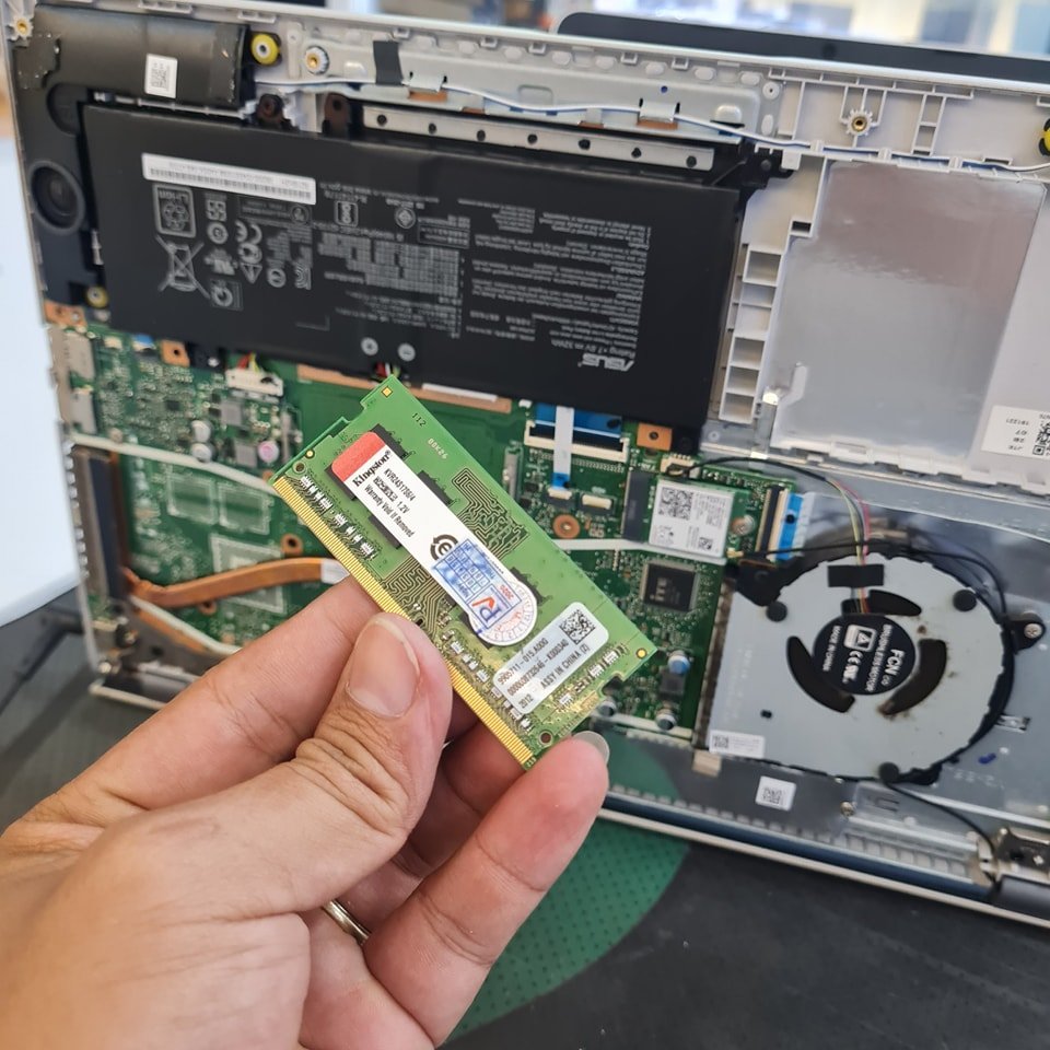vệ sinh ram laptop và khe cắm ram khi laptop mở không lên