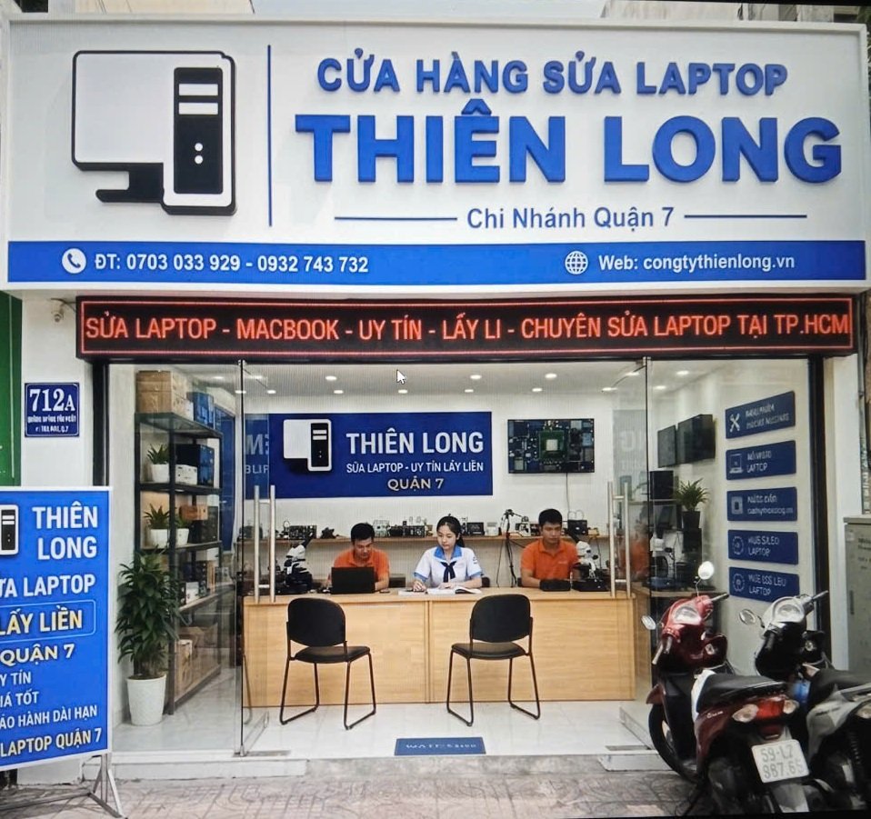 Kỹ thuật viên kiểm tra lỗi phần cứng tại cửa hàng sửa laptop quận 7 Thiên Long